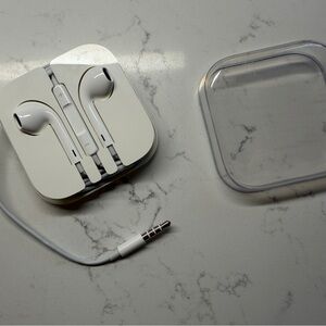 Apple Wired Earbuds with Case